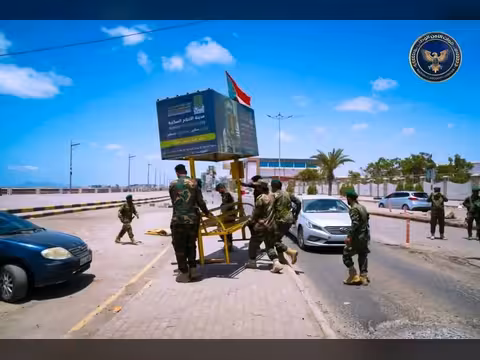 تحركات أمنية في عدن تشمل إعادة تموضع النقاط وانتشار دوريات الطرق