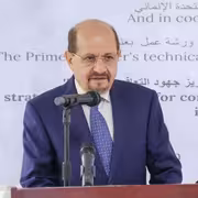 رئيس الوزراء يؤكد تبنّي نهج مؤسسي لمكافحة الفساد لتعزيز التعافي الاقتصادي في اليمن