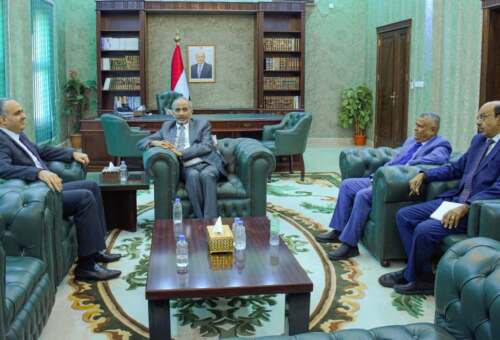 الصبيحي يتناول مع نائب وزير المالية انتظام صرف الرواتب والتسويات السنوية