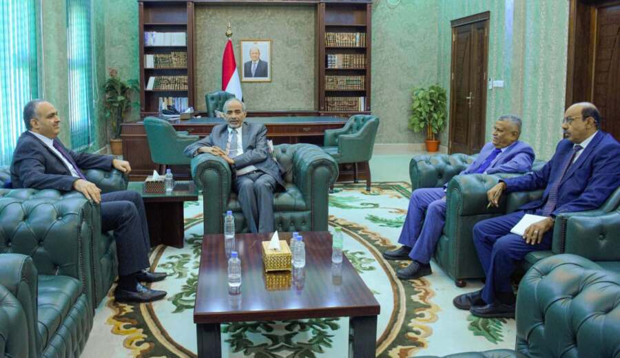 الصبيحي يتناول مع نائب وزير المالية انتظام صرف الرواتب والتسويات السنوية