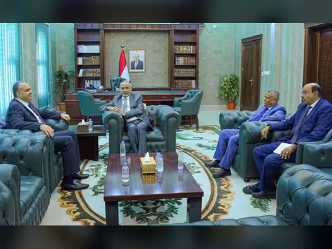 الصبيحي يتناول مع نائب وزير المالية انتظام صرف الرواتب والتسويات السنوية