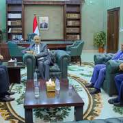 الصبيحي يتناول مع نائب وزير المالية انتظام صرف الرواتب والتسويات السنوية