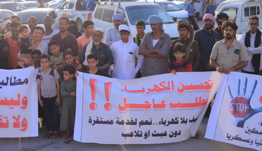 سياسات تأخير الرواتب تدفع الموظفين نحو الفقر وتثير دعوات للتصعيد