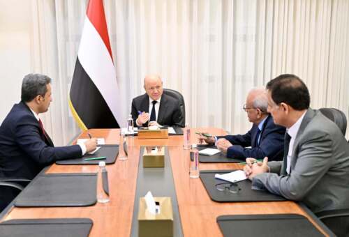 الرئيس العليمي يناقش مع محافظ لحج الأداء الخدمي والأمني ويشدد على مكافحة الفساد