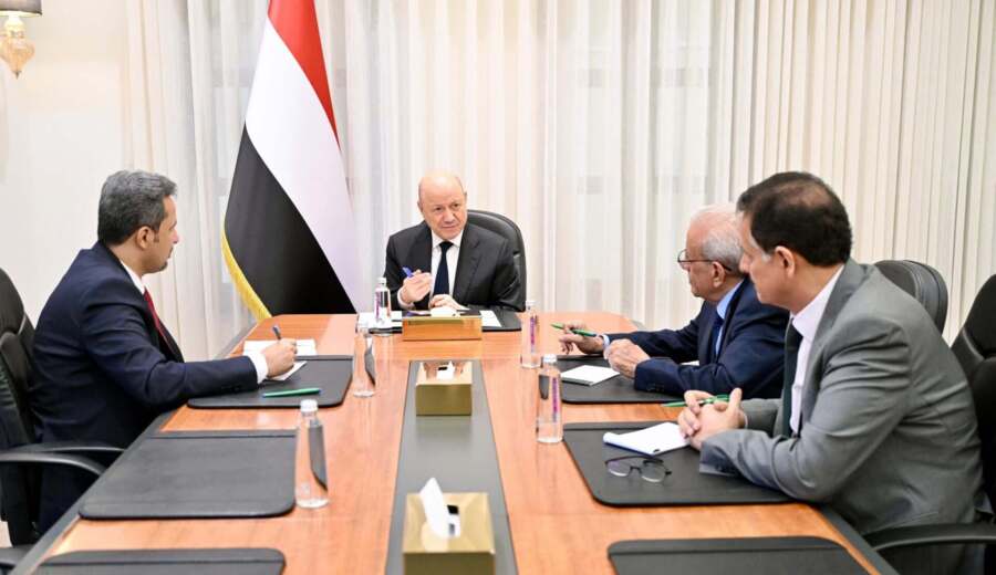 الرئيس العليمي يناقش مع محافظ لحج الأداء الخدمي والأمني ويشدد على مكافحة الفساد