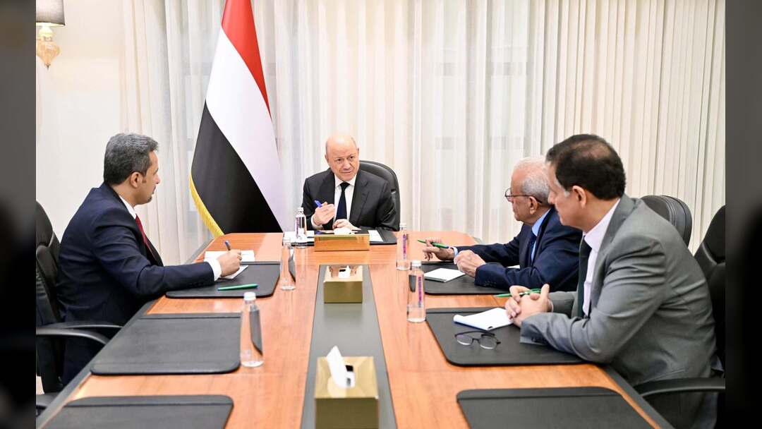 الرئيس العليمي يناقش مع محافظ لحج الأداء الخدمي والأمني ويشدد على مكافحة الفساد