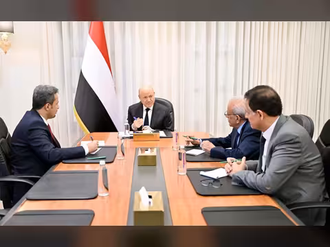 الرئيس العليمي يناقش مع محافظ لحج الأداء الخدمي والأمني ويشدد على مكافحة الفساد