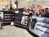 وقفة احتجاجية لناشطين تندد بمقتل الشاب عبد الرحمن العليمي في أحد سجون عدن