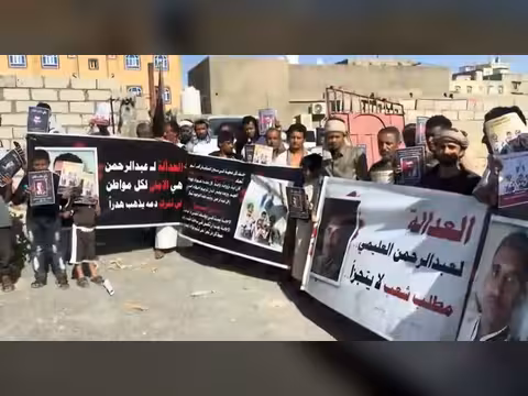 وقفة احتجاجية لناشطين تندد بمقتل الشاب عبد الرحمن العليمي في أحد سجون عدن