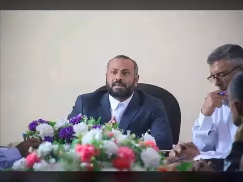 محافظ الضالع يوقف عشرة مسؤولين في السلطة المحلية والمكاتب التنفيذية