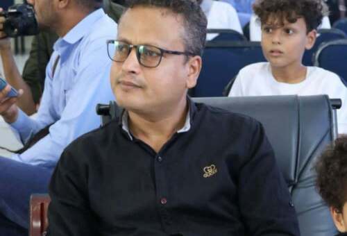 مسؤول محلي في تعز يحاول الاعتداء على الصحفي المريري وسحبه داخل مدرسة نعمة رسام