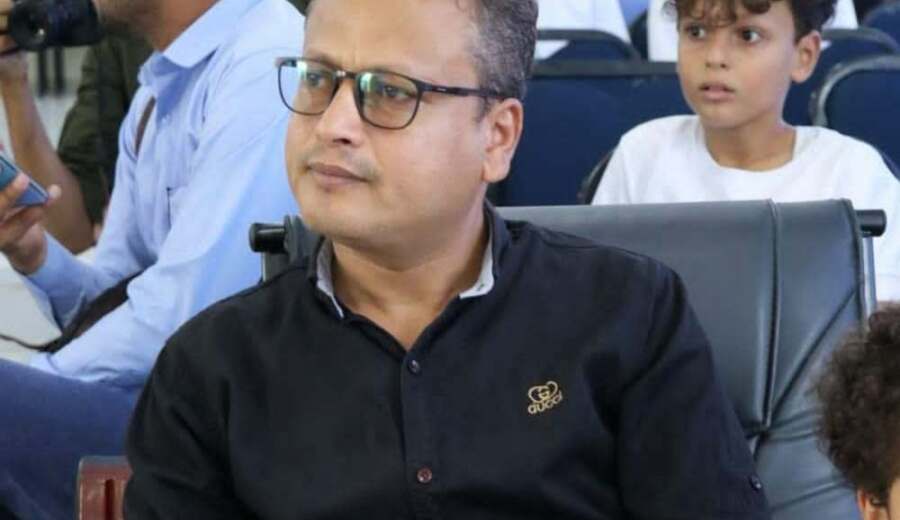 مسؤول محلي في تعز يحاول الاعتداء على الصحفي المريري وسحبه داخل مدرسة نعمة رسام