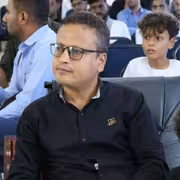 مسؤول محلي في تعز يحاول الاعتداء على الصحفي المريري وسحبه داخل مدرسة نعمة رسام