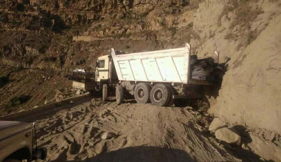 محافظ تعز يوجه بإيقاف سحب معدات مشروع طريق خدمي في الشمايتين