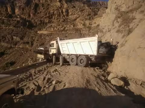 محافظ تعز يوجه بإيقاف سحب معدات مشروع طريق خدمي في الشمايتين