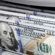 واشنطن توقف شحنات الدولار للعراق وتربطها بوقف تهريب العملة إلى إيران