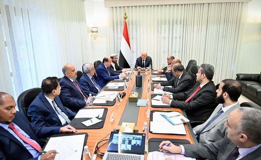 المجلس الرئاسي يوجه بتوريد الإيرادات للحساب العام للحكومة .