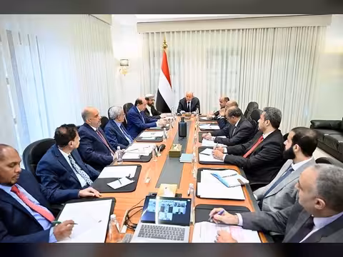 المجلس الرئاسي يوجه بتوريد الإيرادات للحساب العام للحكومة .