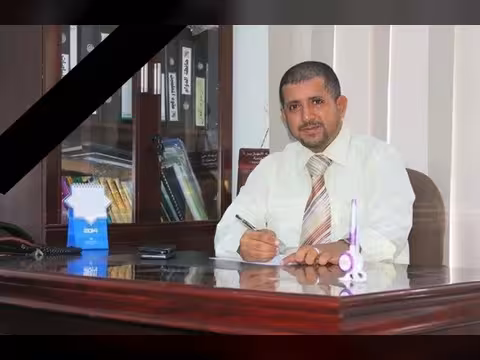 مسلحون يغتالون مدير مدارس النورس في عدن بعد ترصده وإطلاق النار عليه