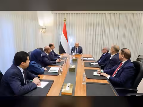 الرئيس العليمي يوجه الحكومة بمعالجة الاختلالات ومضاعفة الجهود لتعظيم الإيرادات السيادية