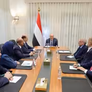 الرئيس العليمي يوجه الحكومة بمعالجة الاختلالات ومضاعفة الجهود لتعظيم الإيرادات السيادية