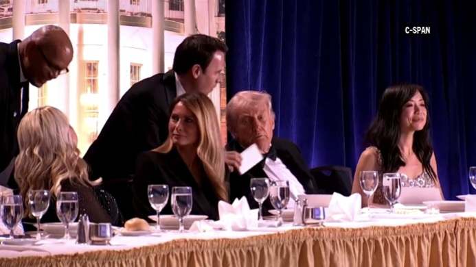 إطلاق نار خلال عشاء مراسلي البيت الأبيض وإجلاء ترامب وتوقيف المشتبه به