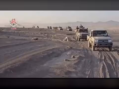 قوات العمالقة تنفذ مناورة قتالية بالذخيرة الحية في محافظة شبوة