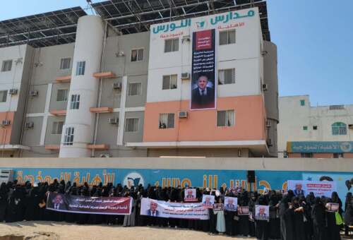 وقفة احتجاجية في عدن تدين جريمة اغتيال الشاعر