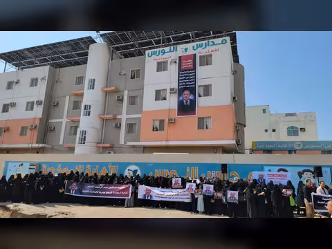 وقفة احتجاجية في عدن تدين جريمة اغتيال الشاعر