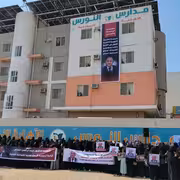 وقفة احتجاجية في عدن تدين جريمة اغتيال الشاعر