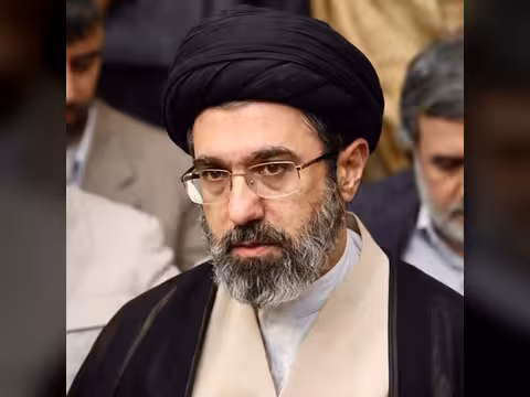 مجتبي خامنئي"  ايران ستؤمن منطقة الخليج من خلال إدارتها لمضيق هرمز"