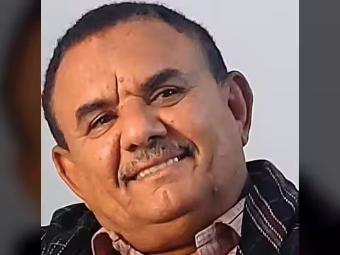 الكاتب الحميدي ينتقد آلية القرارات العسكرية ويرى فيها تهديداً لكيان الدولة.