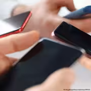 منصات التواصل.. عالم رقمي يرهق التوازن النفسي للطلاب