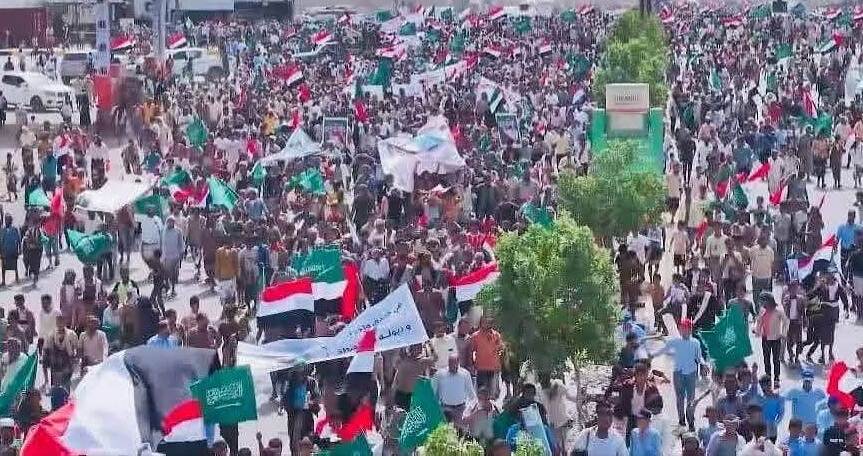 آلاف المحتجين في المخا بتعز يجددون دعمهم للسعودية ودول الخليج في مواجهة إيران