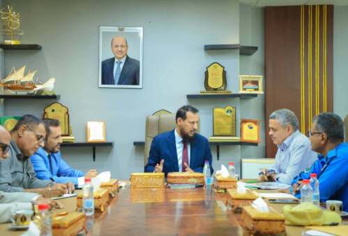 محافظ عدن يوجّه بإصلاح الطرق الرئيسية والتوسع في أعمال الرصف