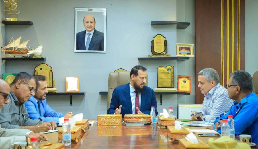 محافظ عدن يوجّه بإصلاح الطرق الرئيسية والتوسع في أعمال الرصف
