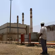 اليمن يسعى لتفعيل الربط الكهربائي مع السعودية لمواجهة أزمة الكهرباء