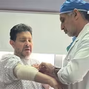 رحيل الفنان هاني شاكر بعد أزمة صحية معقدة بدأت بنزيف حاد في القولون