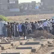 تشييع مدير الصندوق الاجتماعي بعدن وسط تساؤلات بسبب الغياب الرسمي