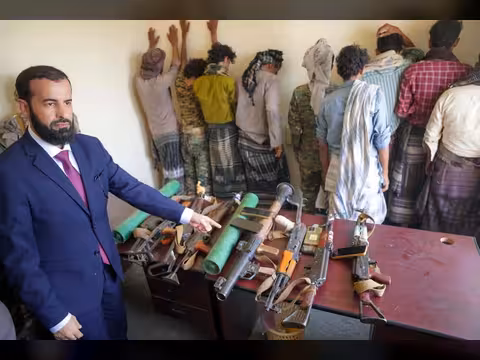 اشتباكات بين مرافقي محافظ أبين ومسلحين بنقطة جباية تُسفر عن إصابات