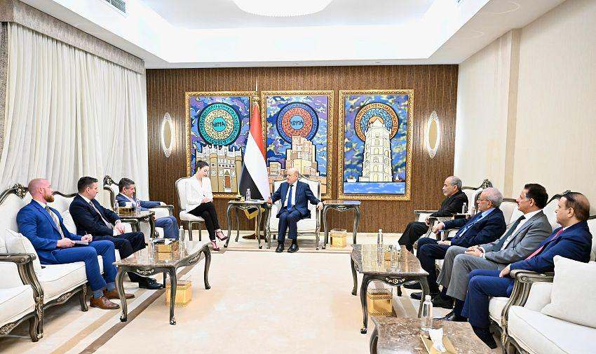 العليمي يبحث مع السفير الأميركي تصعيد الحوثيين والتهديدات البحرية المرتبطة بإيران