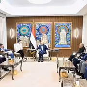 العليمي يبحث مع السفير الأميركي تصعيد الحوثيين والتهديدات البحرية المرتبطة بإيران