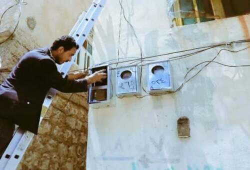 وفاة مهندسين في كهرباء المخاء بصعقة كهربائية أثناء إزالة توصيلات عشوائية