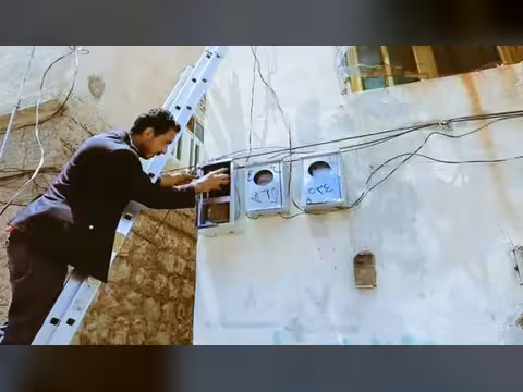 وفاة مهندسين في كهرباء المخاء بصعقة كهربائية أثناء إزالة توصيلات عشوائية