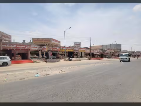 بائعو الحلويات في العند يرفضون خفض الأسعار رغم تراجع سعر الصرف