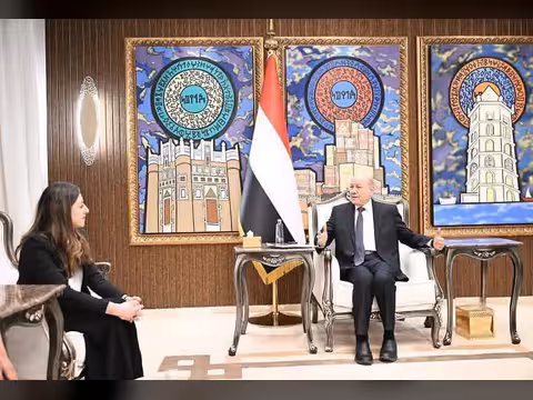 العليمي يحذر من التعامل مع الحوثيين كطرف سياسي ماقد يمنحهم شرعية “الحق الإلهي”