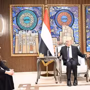 العليمي يحذر من التعامل مع الحوثيين كطرف سياسي ماقد يمنحهم شرعية “الحق الإلهي”
