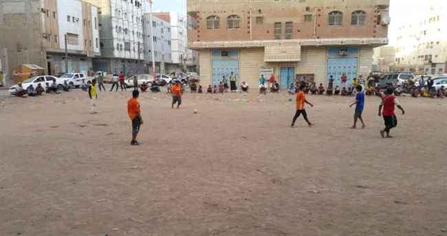 سكان حي في المنصورة بعدن يطالبون بوقف البسط على متنفس أبناء عماير الجيش