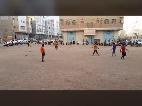 سكان حي في المنصورة بعدن يطالبون بوقف البسط على متنفس أبناء عماير الجيش