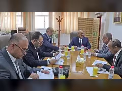 أربعة وزراء ومحافظ البنك المركزي يبحثون في عدن حلول أزمة الكهرباء وتأمين وقود محطات التولي